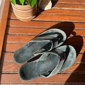 Black wide strap women's Rainbow leather flip flops size medium (size 6.5 - 7.5)